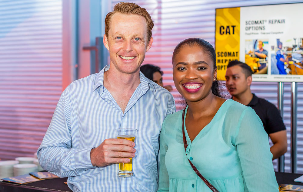 Neal Markham, Account Manager, et Ennie Ndweni, Marketing & Sales Capability Rep, tous deux de Caterpillar South Africa.