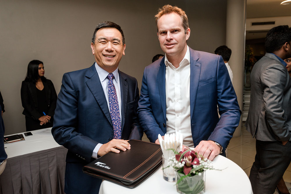 Ben Lim, Chief Executive Officer (CEO) d’Intercontinental Trust, et Mark Van Beuningen, CEO de Cim Financial Services. 