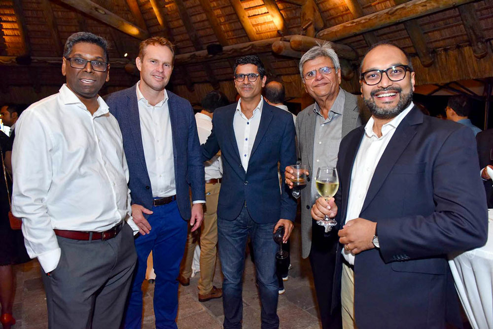 Vassan Caleemootoo, Head of GBM à la HSBC, Mark Van Beninghen de CIM Financial Services, Dinesh et Ashock Tulsidas, tous deux de Jetha Tulsidas, et Daniel Essoo, CEO de la Mauritius Bankers Association.