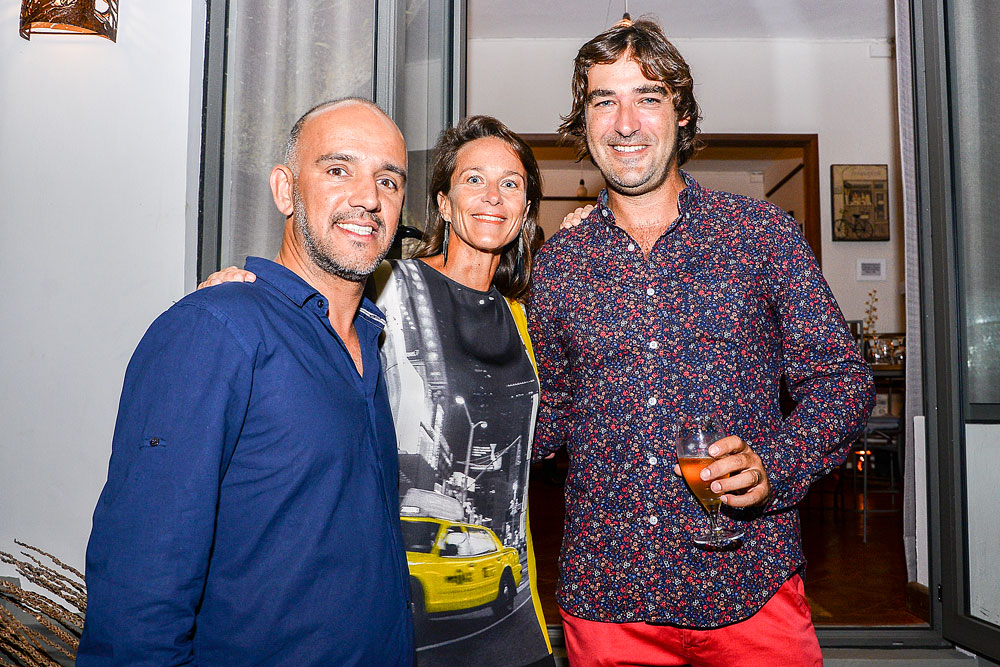 Thierry Serret, Joséphine Eynaud, et Denis Vinson, partenaire du restaurant Carpe Diem et directeur de Metal Concept Ltd.