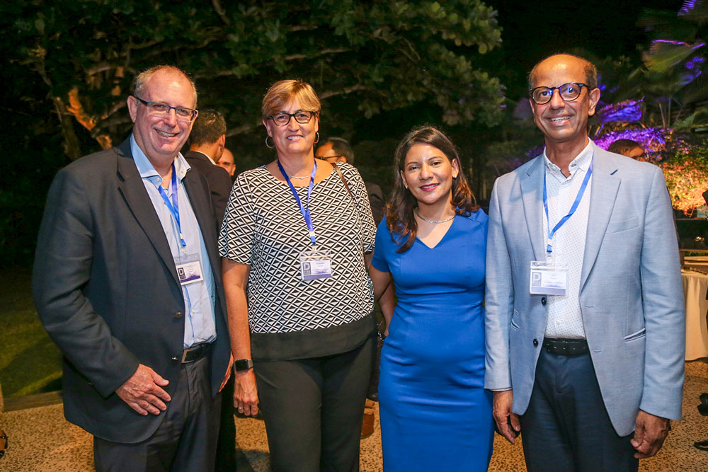 Nicolas Maigrot, CEO de Terra, Jacqueline Sauzier, General Secretary de la Mauritius Chamber of Agriculture, et le Dr Cassam Hingun et son épouse Christina.