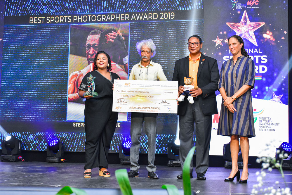 Stephanie Domingue, photographe à 5-Plus dimanche, a décroché le Best Sports Photographer Award. À ses côtés : Tristan Breville, photographe, Stephane Toussaint et Sarah Rawat-Currimjee, Chairperson du Mauritius Sports Council.