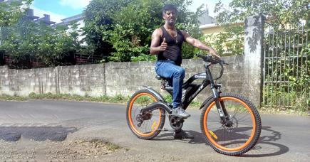 Donald Ramasawmy fait le trajet  de Quatre-Bornes à Tamarin en 30 minutes  sur une bicyclette électrique.