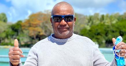Michael Andy, pêcheur chez Notre Dame de Baneux Fisherman Cooperative Society, portant fièrement ses lunettes polarisées Helios.