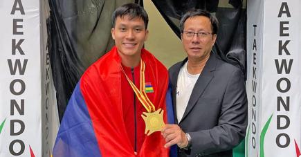 Sheldon Yan Too Sang, qui a offert à Maurice  sa neuvième médaille d'or, en compagnie de son père Sylvestre. 