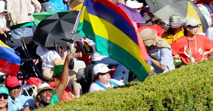 Laurent Ovide et le drapeau mauricien accroché à la béquille d’une participante colombienne, le 4 août, au Parc Edouard VII.