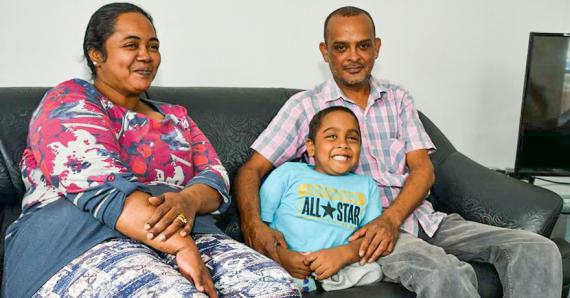 Le petit Akhilesh, entouré de ses parents, rencontrera de nouveaux médecins grâce à la Holdem Foundation. 