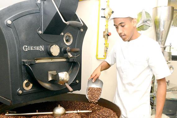 Fabrice Doordeen, barista au LUX* Belle-Mare, nous explique les étapes de la fabrication du café.