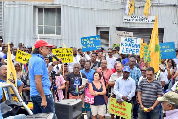 Les travailleurs du port sont descendus en masse dans les rues de Port-Louis pour dire non à la vente du port. 
