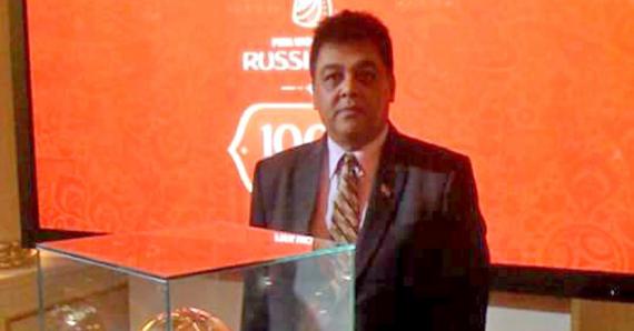Shyam Khemloliva, l’ambassadeur de Maurice en Russie, pose avec la Coupe du Monde. 