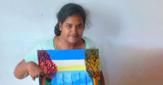Malgré son handicap, la jeune femme assure… et peint ! 