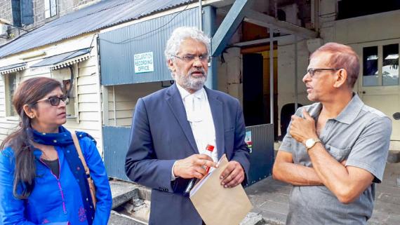 Rama Valayden devant les locaux du CCID en compagnie de Khaleeloudeen Sumodhee et son épouse Rosina.