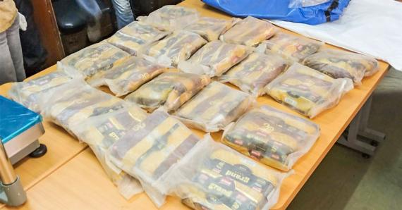 Les 110 kg d’héroïne étaient dissimulés dans cinq sacs en raphia. Chaque sac contenait 20 sachets scellés.