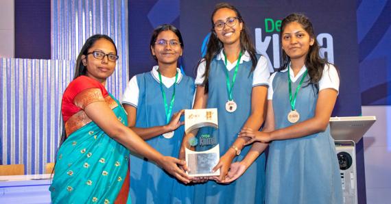 Anida Gungadhur, enseignante, et les gagnantes du Forest-Side SSS (Girls).
