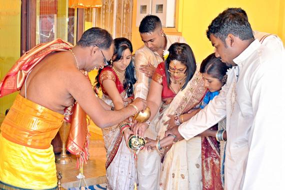 L’Achagar Soondarajen Maistry procédant à la prière traditionnelle des époux. 
