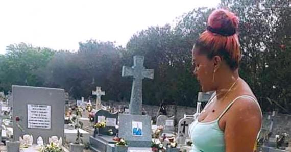 Chana Permes se recueillant sur la tombe de son époux.