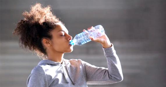 Une bonne hydratation aide à apaiser les symptômes.