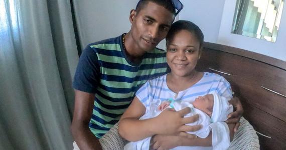  L’arrivée de Thiago, ici avec ses parents, était prévue pour  le 24 mars mais il est né le 12 mars.