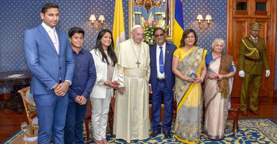 Photos souvenirs du président de la République et du Premier ministre avec leurs familles respectives pour immortaliser la visite historique du pape. 