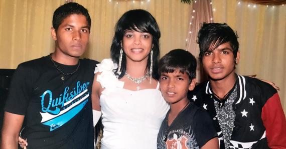 La jeune femme avec trois de ses enfants dont Abhishek (à dr).
