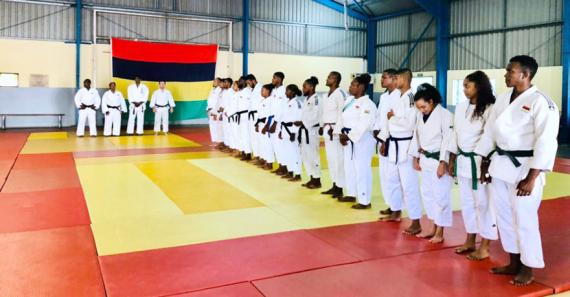 Les judokas heureux de recevoir leurs certificats après avoir réussi au passage de grade.