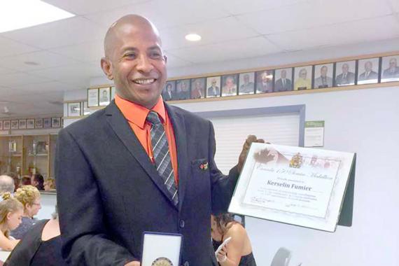 Le Mauricien a reçu une médaille pour sa contribution à la communauté de Brandon-Souris.