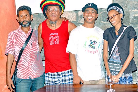 Avec ses amis artistes : Joyce Veerasamy, Ras Natty Baby et Giovanni Bouton. 