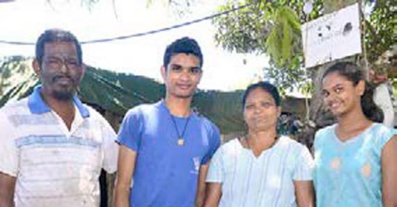 Shakti partage son bonheur avec sa famille.
