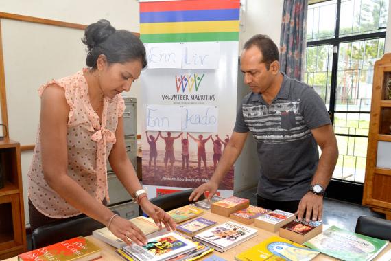 Nirma.V. Gooljar-Pusram et Reza Bhaukarally triant les livres reçus à Floréal. 