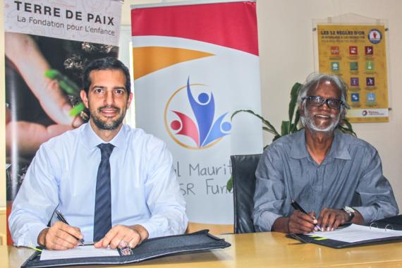 Peyami Oven, Managing Director de Total Mauritius Limited, et Alain Muneean,  directeur de Terre de Paix.