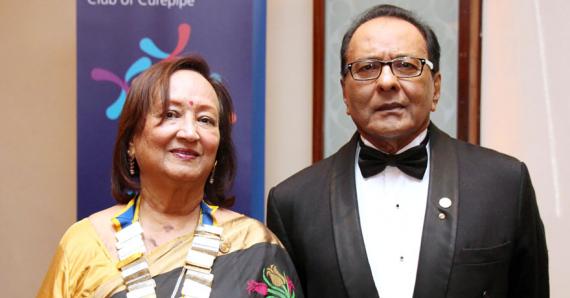 Elle pose aux côtés de son époux Vinod lors de la cérémonie où elle a été faite présidente du Rotary Club de Curepipe, à l’hôtel Hilton, le 29 juin. 