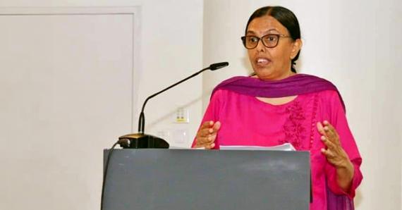 Rita Venkatasawmy présentant son huitième rapport annuel.