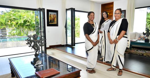 L’uniforme des masseuses d’Aravalli rappelle l’Inde.