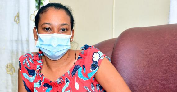 La trentenaire, qui doit porter un masque de protection en raison de sa maladie, espère que justice lui sera rendue.