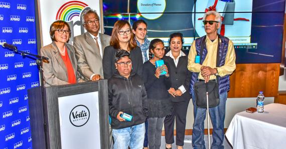 La Global Rainbow Foundation et leurs partenaires ont fait un don de portables lors du lancement des ateliers pour les mal-voyants et aveugles. 
