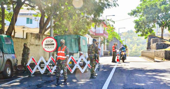 Des habitants de Vallée-Pitot sont descendus dans la rue, le lundi 7 juin, pour protester contre le manque de communication sur la prolongation de la zone rouge. Depuis ce samedi, les restrictions ont été levées. 