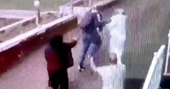 Des images d’une caméra de vidéosurveillance montrent l’agression du couple âgé par les faux officiers du ministère de la Santé.