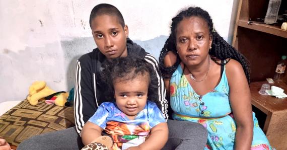 Malgré ses nombreuses difficultés, Jovana garde l'espoir de pouvoir réaliser ses rêves et ses projets pour sa petite famille. À droite, sa maman Chantal.