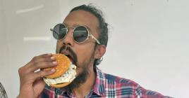 «Enn bon burger bizin juicy and messy», confie Zuhayr, qui nous fait découvrir ses burgers et son restaurant à Eau-Coulée.