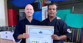 Rishi Bundhoo (à dr.) est le premier Mauricien à décrocher un premier dan de l’International Kendo Federation.