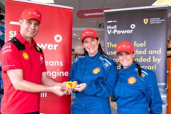 Fouad Khfifi, Managing Director de Vivo Energy Mauritius remettant une carte Shell Club au duo Tatiana Toulet et Laura Rae, ambassadrices de Shell V-Power.