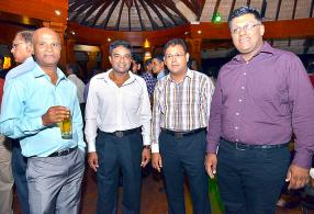 Sunil Bhurtun, Most Performing Salesman, Ben Ramasawmy, Third Most Performing Salesman, Samad Lotun et Anoop Seechurn du département légal de la SICOM.