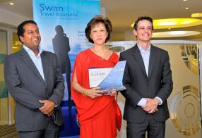 Shailendre Woodhoo et Louis Rivalland entourant Benjamine Li, Managing Director de Holiday Planners Travel Ltd et gagnante du Silver Award.