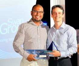 Louis Rivalland, Group Chief Executive du Groupe Swan, remettant à Kevin Seevathean un trophée pour sa belle performance. 
