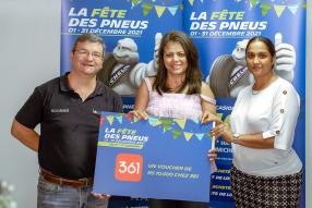 Sedanie Appadoo, Sales Representative chez Michelin, et la gagnante du 5e prix, Nancy Layduhur.