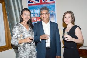 Lily Benoit, directrice d’Extreme Connet, aux côtés d’Eendren Venchard, Chairman du New World Trust, et Giovanna Viscione, Chief Finance Officer de la HSBC.