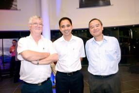 Henri Chasteau de Balyon, Corporate Sales Executive d’ABC Motors, aux côtés de Paul Ah Lim, General Manager d’ABC Foods, et d’Anthony Tseung, General Manager d’ABC Automobile Cluster.