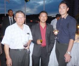Marc Ah Chuen, Managing Director d’ABC Foods, Michel Ng, Marketing Manager d’ABC Motors, et Gregory Carosin, Communication Manager du Groupe ABC. 