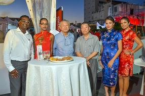 Krishna Pather, Senior Investment Officer d’ABC Capital Markets, Vincent Ah Chuen et Marc Ah Chuen, Managing Director d’ABC Foods, aux côtés des hôtesses.