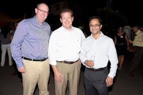 Nicolas Maigrot, Chief Exectutive Officer (CEO) de la compagnie IBL, aux côtés de Chris Monge et Deepak Chummun, Deputy Chief Financial Officer d’IBL.